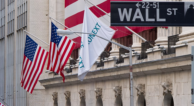 Dow Jones, S&P, Nasdaq, Les marchés influencés par les accords commerciaux, les alertes d’Intel et les tensions entre Trump et Powell