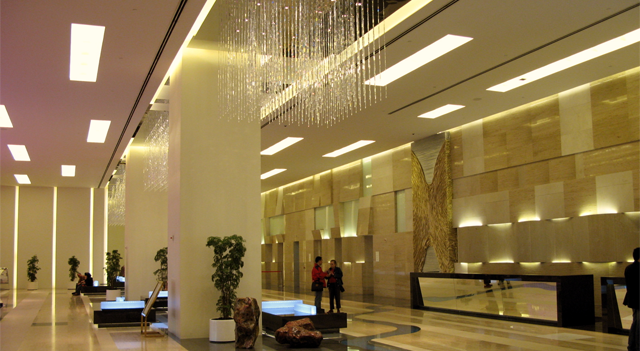 JPMorgan anticipa une forte année 2026 pour les hôtels européens ; avis partagé sur les actions du gaming