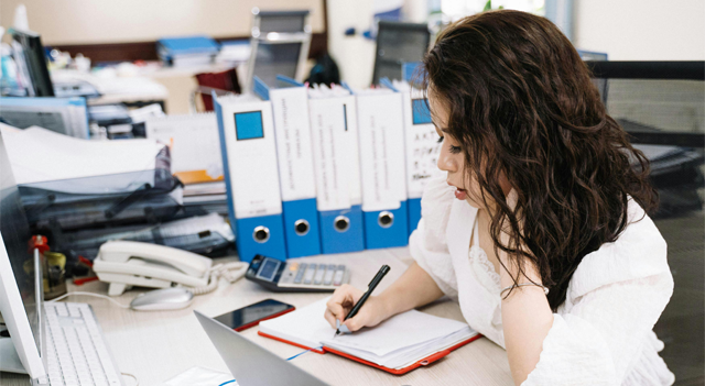 La contraction du secteur des services en France s’accentue dans un contexte d’incertitude politique