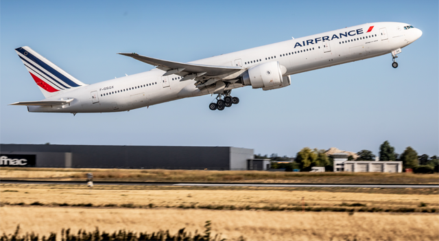 Air France-KLM réduit ses prévisions de capacité face à la hausse du carburant, dépasse les attentes au T1; le titre en hausse