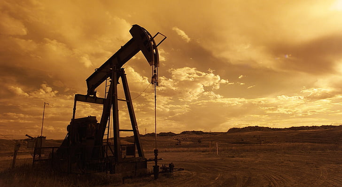 Le pétrole reste proche de ses récents points bas alors que les marchés suivent les avancées des discussions entre les États-Unis et l’Iran