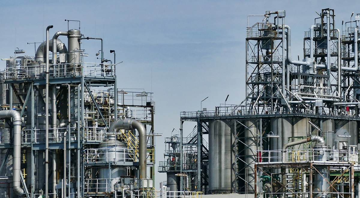 Le pétrole bondit après les frappes israéliennes contre l’Iran et le Liban, ravivant les inquiétudes sur l’offre mondiale